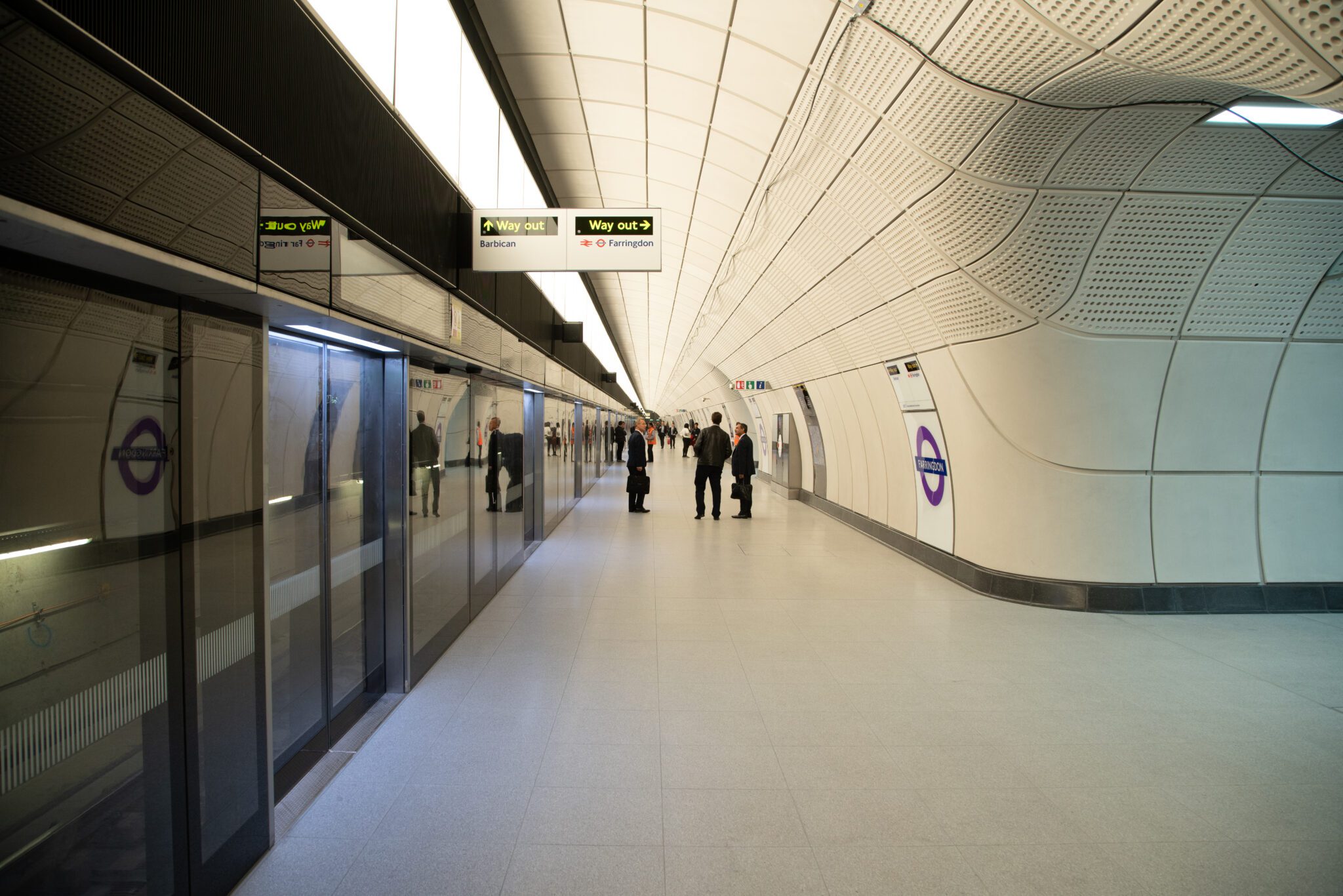 Crossrail_platform_at_Farringdon-scaled