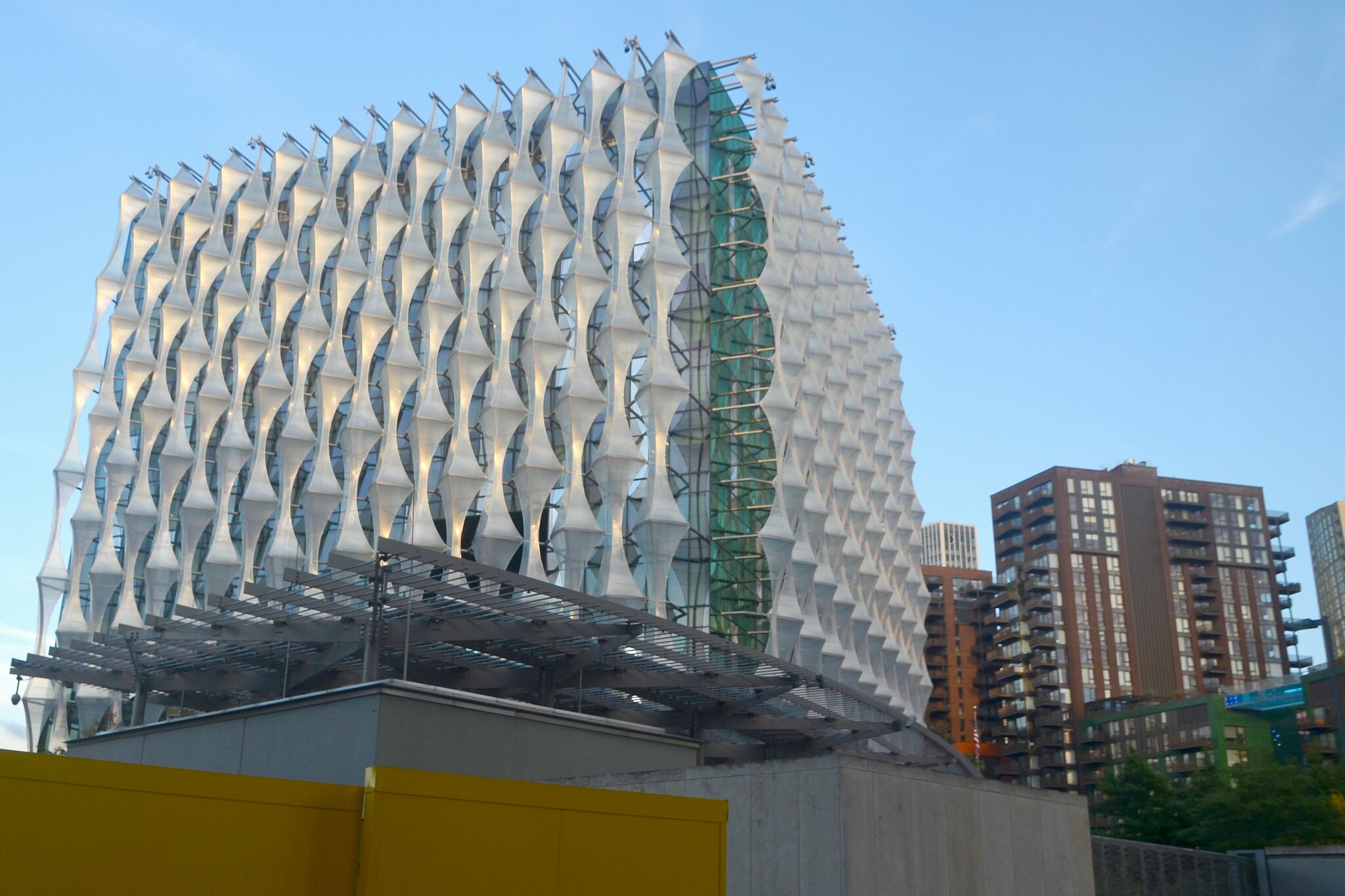 Cmglee_London_US_Embassy_Sky_Pool-scaled