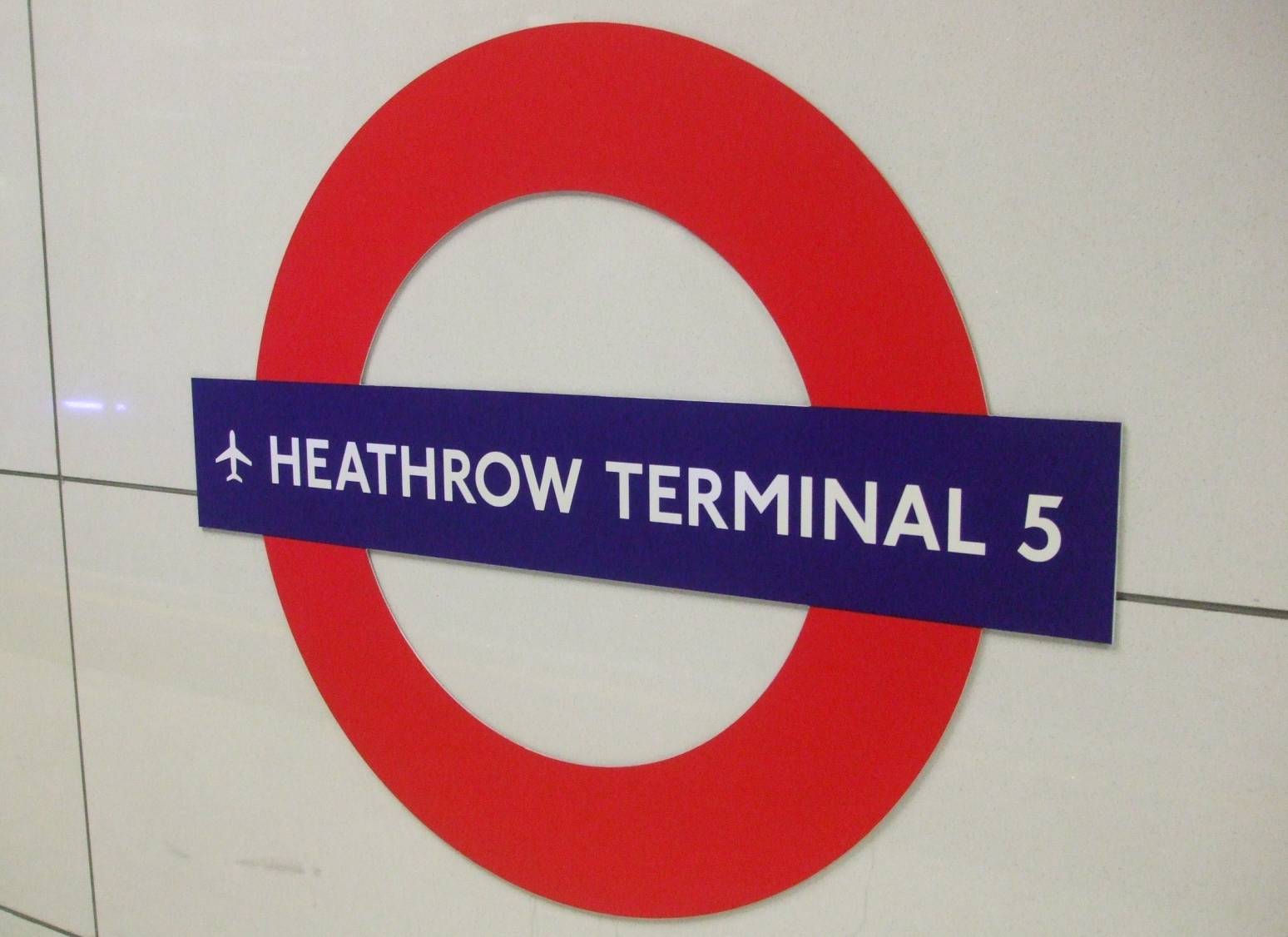 Heathrow_Terminal_5_tube_stn_roundel-1